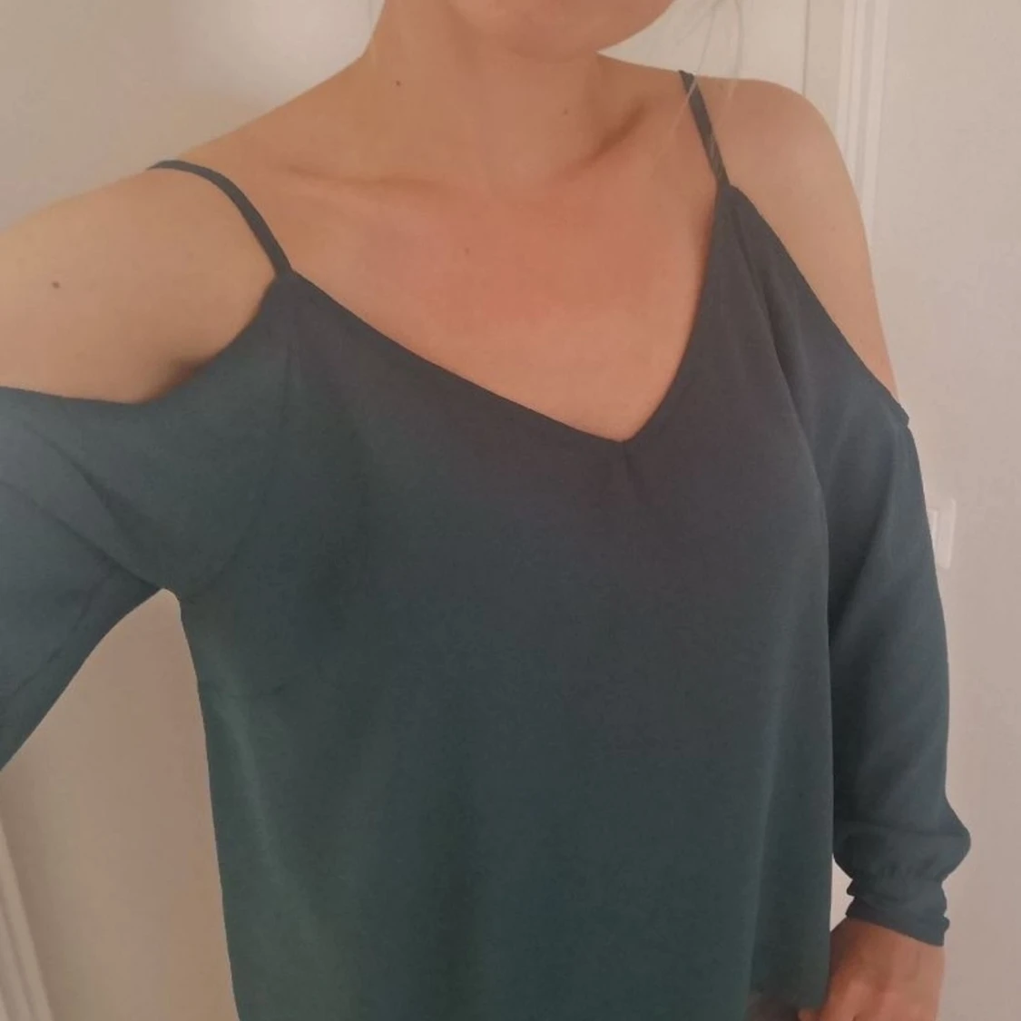 NA-KD blus med open shoulder, strl 38