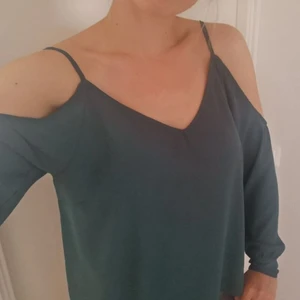 NA-KD blus med open shoulder, strl 38 - Mörkgrön blus från NA-KD med öppna axlar. Jättefintskick, men används för sällan för att ta plats i garderoben. 