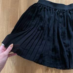 Simpel svart kjol | knappt använd | köparen står för frakt 🤍