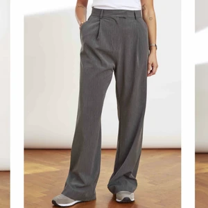 Favorite Pants från Djerf Avenue! - Superfina och trendiga byxor från Djerf Avenue! Byxorna är i fint skick, storlek XS. Nypris 1500kr, säljer nu för 800kr men priset kan diskuteras! Köparen står för frakten!💗💗 Skriv gärna för fler bilder!