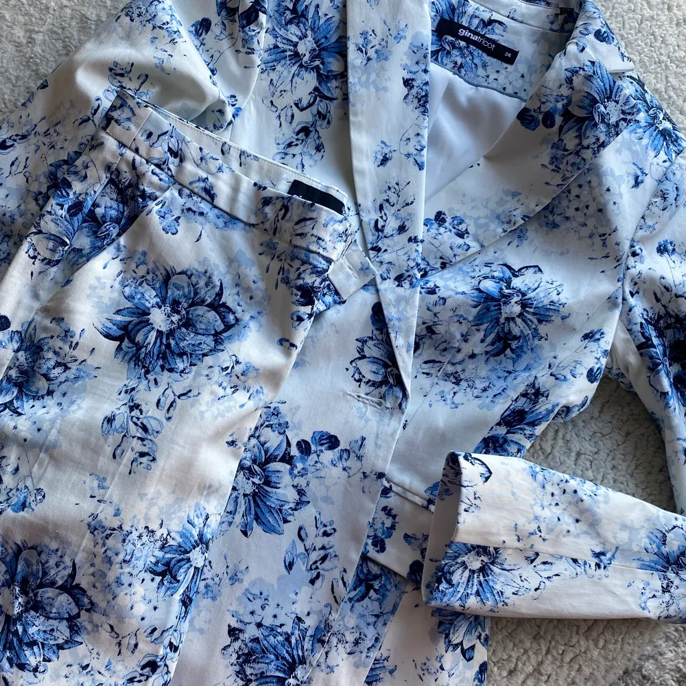 Fin vit/blå blommig kostym från Gina Tricot. Använd 1 gång! Säljs endast som set. Kostymer.