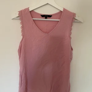 Linne - Linne från vero moda i strl S. Endast testad.  Köparen står för frakten om du inte kan mötas upp (endast i Falköping).                                                                                 Om du kombinerar med fler av mina plagg tar jag endast en frakt avgift. Köparen ska även betala innan plagget skickas med ett bevis från swish. 