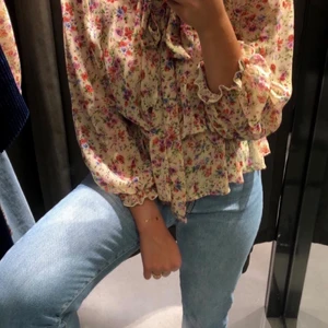 Blus från Zara - Superfin blommig blus från zara som passar väldigt bra till jeans! Använd ett fåtal gånger🌸🌼