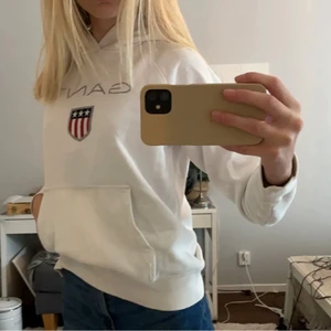 Hoodie  - En gant hoodie, använd några fåtal gånger, säljer pga att jag inte använder den längre. Nypris: 800kr och säljer för 250kr🥰