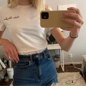 Calvin Klein t shirt - Calvin Klein t shirt i nyskick, bara använd en gång. Nypris 300 kr, säljer för 150 kr🥰