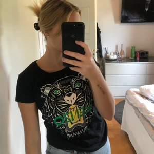 T-shirt kenzo - Svart t-shirt med kenzo tryck, skön men liten i storlek så skulle säga en S. Sparsamt använd