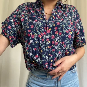 Kortärmad skjorta - Kortärmad skjorta jag köpte på second hand för många år sedan, vet inte vilket märke det är på den. Avklippta ärmar som kanske skulle behöva fållas upp. Otroligt mjuk och skulle uppskatta den till en M/L💜