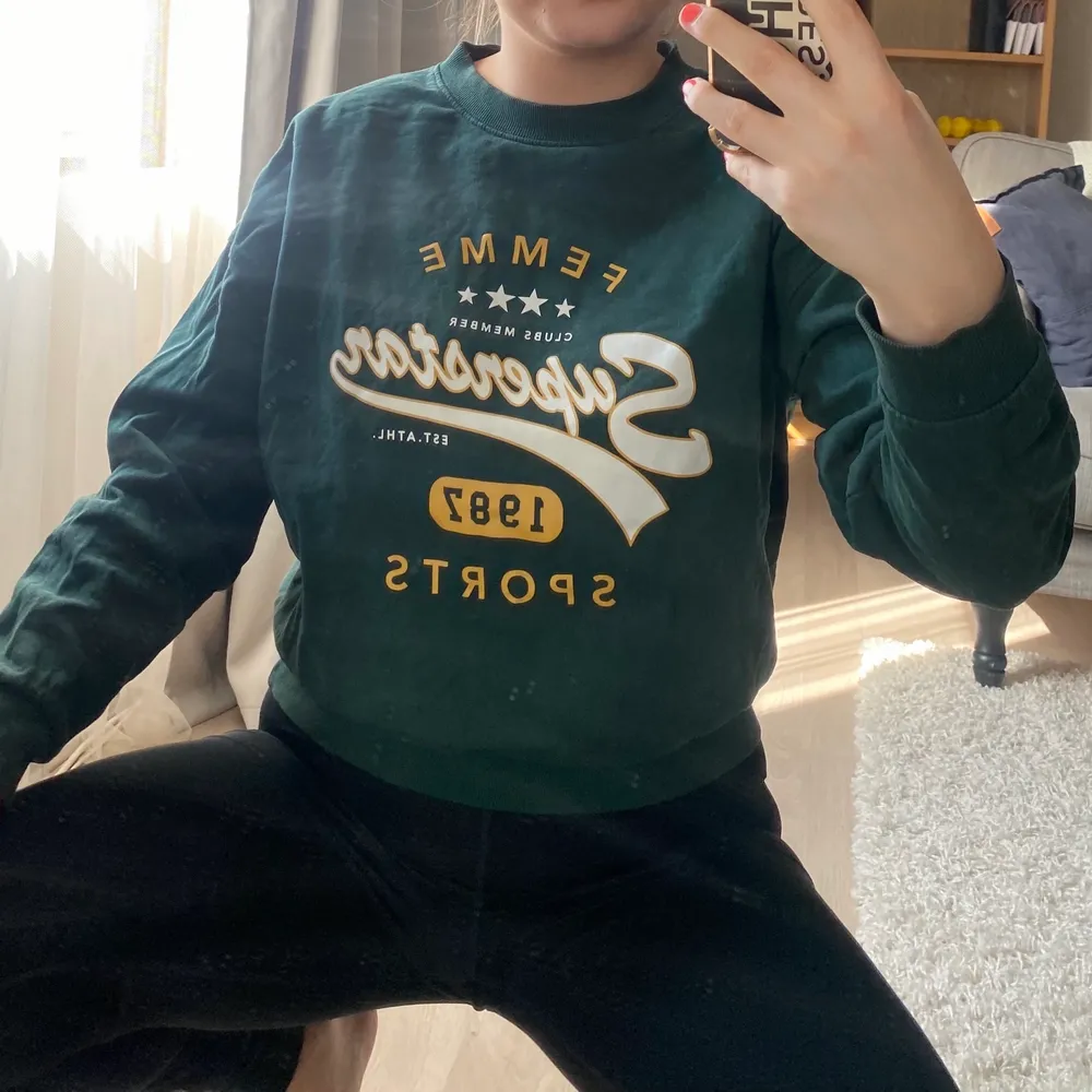 Mörkgrön sweatshirt med tryck från gina tricot i storlek M men skulle mer säga s och om man vill ha den oversize xs. Hoodies.