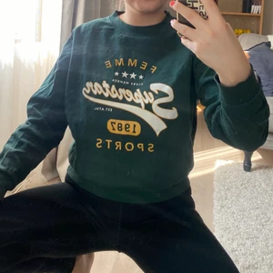 Grön sweatshirt  - Mörkgrön sweatshirt med tryck från gina tricot i storlek M men skulle mer säga s och om man vill ha den oversize xs