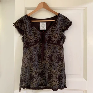 Topp från Esprit - Fin topp/blus från Esprit, köpt secondhand! Mesh på nedre delen men täckande tyg upptill. Längre modell så hade passat bra till lågmidjade byxor! 🤠