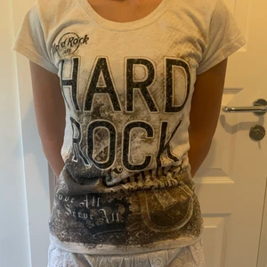 Graphic tee - Ball tröja med tryck, hard rock couture🤘🏼 har små rhinestones över texten och mycket detaljer! Skriv till mig vid frågor osv 