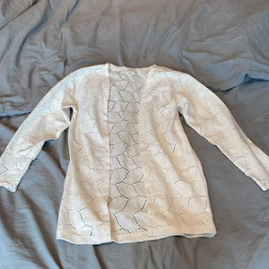 Vit kofta - Vit mönstrad kofta från HM. Strl. 134/140 men passar upp till XS. Knappt använd. 