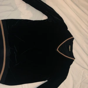 Y2k velour v-ringad sweatshirt  - En fin mörkgrön sweatshirt i velour. Sparsamt använd:) Står ingen storlek men skulle säga att den passar XS-L beroende på hur man vill att den ska sitta. Skriv om ni har några frågor:) Köparen står för frakt!