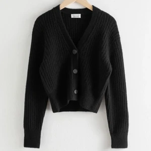 &Other Stories kofta - Säljer nu denna fina svarta stickade kofta som passar perfekt till hösten🤍är i storlek S men passar även XS. Koftan säljs för 300 st. Knappt använt så dem är nästan helt nya. Nypris 890kr st💕