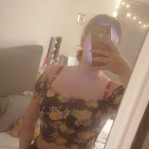 Blommig top - Från gina Tricot. Knappt använd. Max 2 gånger. Tvättad. Gillade den när jag köpte den men nu är den för liten för mig tyvärr. Länge sen jag köpte den. 