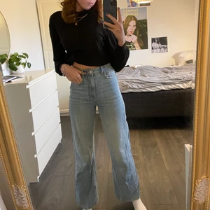 Blåa 90’s jeans  - Blå 90,s jeans från GinaTricot, väldigt långa då jag är 180cm. Storlek 32 men passar som en 34🤍