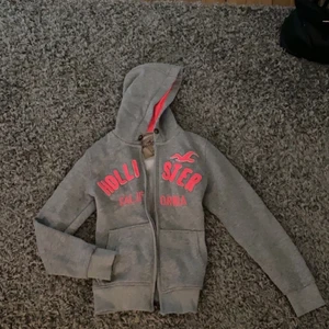 Hoodie  - Hollister hoodie andvänd men i bra skick! 