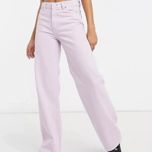 Jeans - Säljer dessa lila jeans från monki som är sparsamt använda❤️ köpta för 400kr, köparen står för frakten!