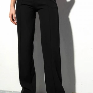 Svarta Kostymbyxor - Super fina svarta kostymbyxor från madlady. Raka i modellen och sitter väldigt fint runt rumpan och benen. Säljer pga för små.  Används 3 ggr och Inge defekter. Köptes för 500. Pris kan diskuteras