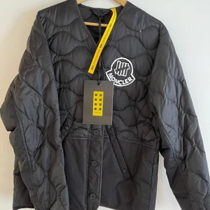 Moncler jacka - Moncler jacka i storlek M/L, helt oanvänd med tags kvar! (Kill modell)