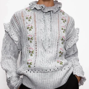 Zara tröja - En väldigt fin och varm handsydd zara tröja som är helt oanvänt💗 prislappen finns kvar 💗