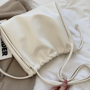 Väska - Perfekt storlek på väska!!! Passar till allt! Aldrig använd :) Frakt tillkommer! BUD: 120kr + frakt