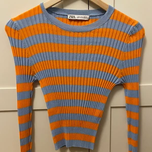 Trendig topp från zara - Säljer denna trendiga och slutsålda topp från zara. Endast använd en gång! Storlek M men väldigt stretchig så passar både mindre och större storlekar. 200kr✨