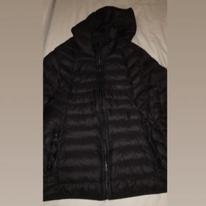 Svart dunjacka  - jackan är figursydd så den sitter jätte bra på, med dolda dragkedjor dock har dunet i båda armarna lagt sig konstigt därför säljer jag den billigt. 