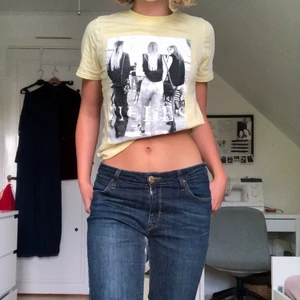 T-shirt med tryck - Jättefin t-shirt från ginatricot i storlek xs. Kan mötas upp i Stockholm annars står köparen för frakt. Skriv för fler bilder!