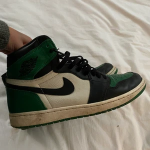 Nike Jordan pine green  - Ett par Nike air Jordan 1 high retro pine green OG. Den första modellen som släpptes! Små i storleken, har använts för en 43 men det är en 44,5