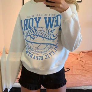 Gina tröja/ sweatshirt  - Sweatshirt från gina knappt använd inga fläckar eller något täcken på slithet mm. Bra skick. Original pris 250 säljer för 100+frakt. Jag är 168cm lång . Kontakta mig vid frågor mm. 🥂💕😋😊