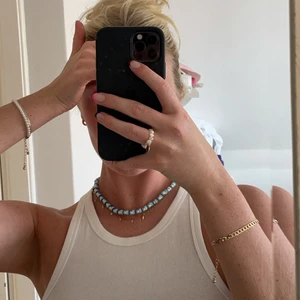 Blått halsband - Superfint handgjort halsband i en blå kombination med pärlor. Förslutning bak i silverfärg med lås och tre ringöglor för justering. Har enbart skapat tre stycken. 💙💙💙 ENBART ETT KVAR