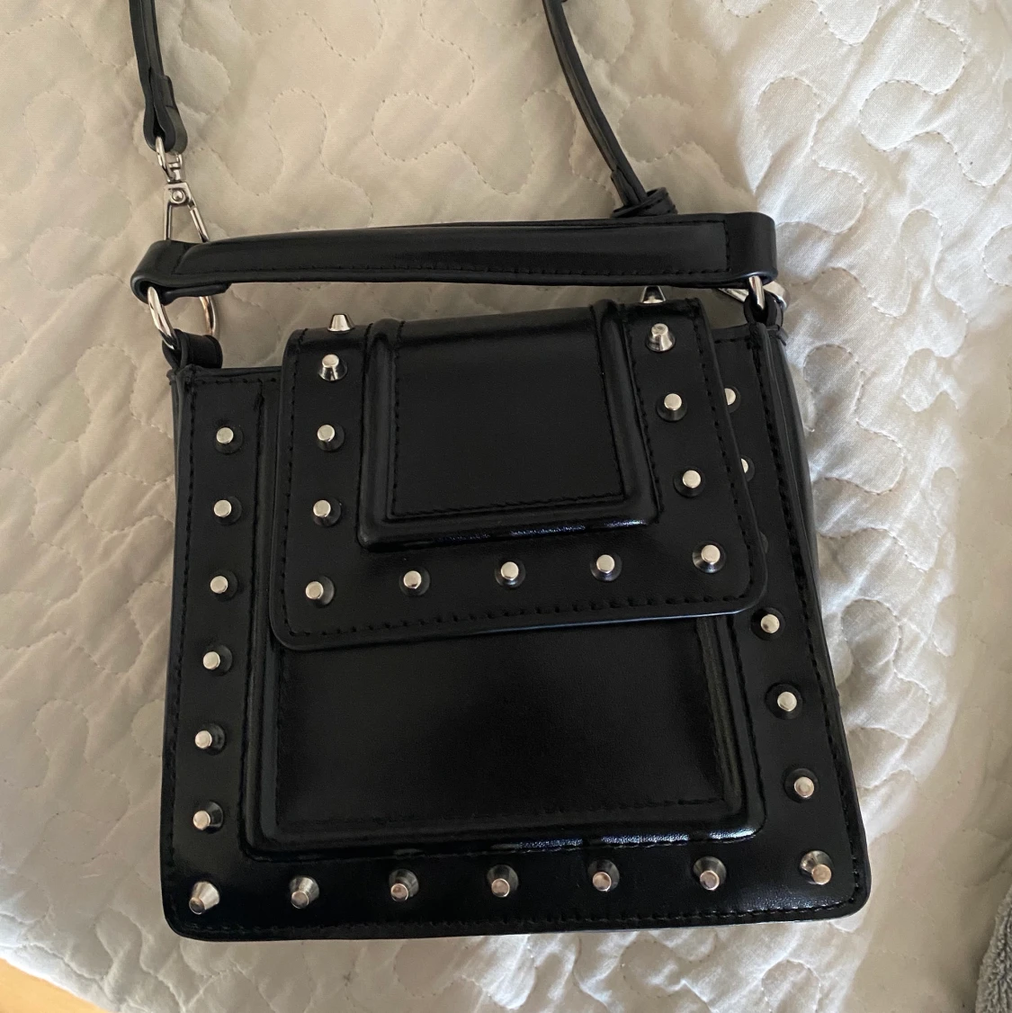 Zara väska med nitar  - 91