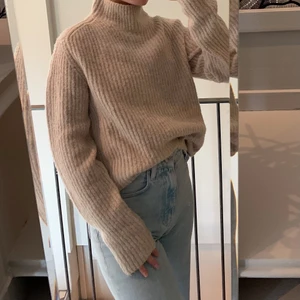 Stickad polotröja  - Säljer denna mysiga polotröja från Rut&Cirkel. Materialet är mjukt och sticks ej, mycket fint skick. 100 kr + frakt