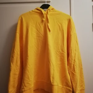 Hoodie - Gul hoodie i relativt bra skick, litet hål vid snöret