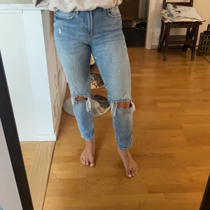 Blåa jeans med slitning - Nu är det äntligen dags att sälja mina favoritjeans från Zara. Super sköna i en girlfriend modell