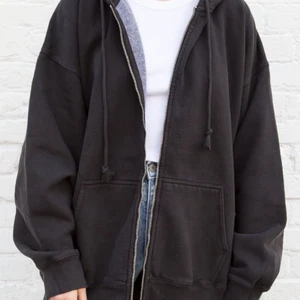 brandy melville svart oversized hoodie  - brandy melville svart oversized hoodie. använd 2 gånger. jättefint skick. super mysig och passar till allt! passar xs - l beroende på hur man vill att den ska sitta. 