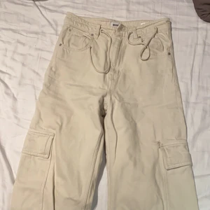 Cargo jeans  - Beiga cargo jeans så så snygga älskar dem så mycket men använder dem inte så mke längre, dem är klippta längst ner och har 3 hål vid fickorna (det går att sy ihop lätt) jag rekommenderar att köpa om man är under 165cm för då kan man ba vika upp så ser man inte ens att dem e klippta men dem e snygga nere också❣️