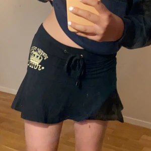Juicy couture - Skit cool juicy kjol😍 den är i jätte bra skick och princip inte använd. Jag e 165cm. Priset är plus frakt och e många intresserade är det budgivning <3 Den är köpt i en juicy affär i usa nån gång i 00 talt, den är ganska stretchig i midjan också