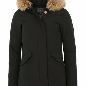 Woolrich jack dam - Köpte denna jackan förra vintern men den har blivit för stor. Inga hål är i ny skick och känns som ny pälsen är även äkta. Hör av er vid intresse så får ni bild på själva jackan. 