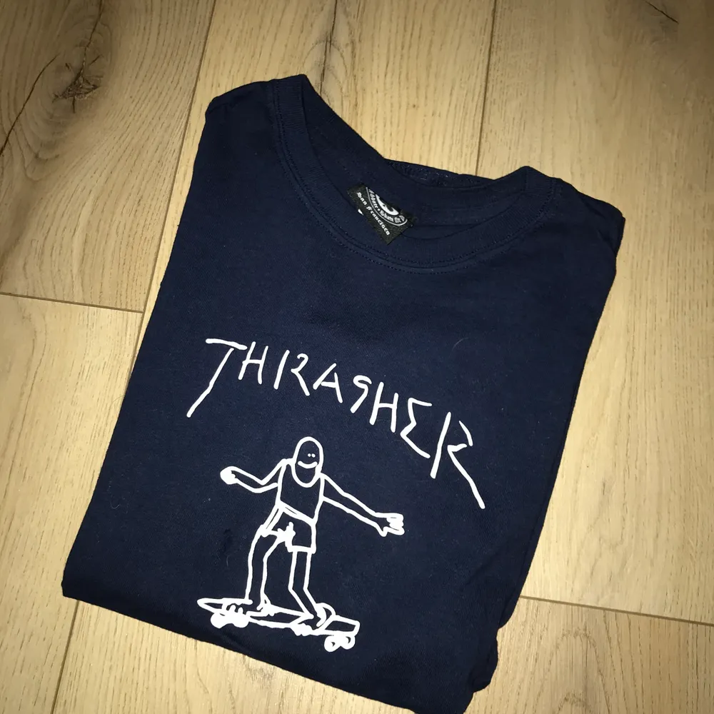 Säljer min Thrasher gonz t-shirt pga den aldrig används längre🥲 hoppas någon annan kan få användning av den för den är jättesnygg! Frakt ingår i priset🧡. T-shirts.