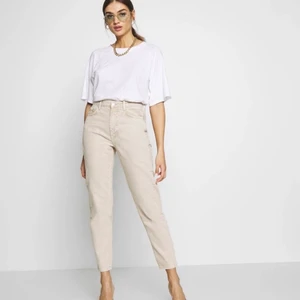 Beige jeans - Beige jeans från Gina tricot i modellen dagny mom jeans. Använda 1 gång och är i nyskick. Nypris 499