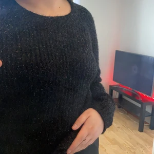 Glittrig tröja - Säljer en fin glittrig tröja i strl L, hör av er om ni har frågor😊