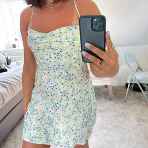 Zara klänning - En härlig, blommig sommarklänning från Zara, helt oanvänd i nyskick, storlek S❤️‍🔥🥰 köparen står för frakt