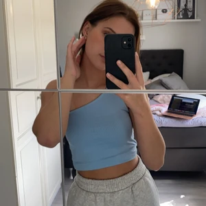 Top - Säljer två ribbade superfina toppar med en axel från Gina Tricot. De är i storlek xxs men passar en xs lika bra! De båda två är helt i nyskick❤️ 100kr st