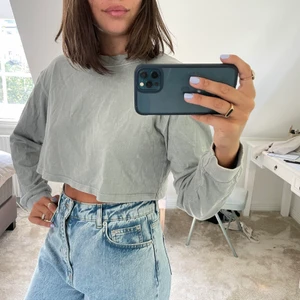 Zara Croppad tröja - En grå, croppad långärmad tröja från Zara i storlek S🥰 köparen står för frakt