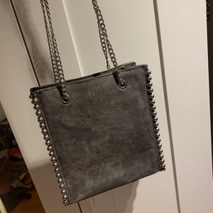stella mccartney lika de väska/zara väska  - en zara väska som är superfin och påminner om en stella mccartney väska!  KÖP DIREKT FÖR 450kr!! först till kvarn 