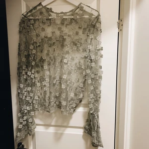 Blus - Såå fin blus med trumpetärmar och blommiga detaljer. 