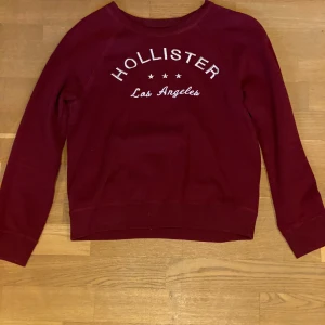 hollister sweatshirt - SÄLJER SWEATSHIRT FRÅN HOLLISTER !!! Sweatshirt i vinröd, bra skick 