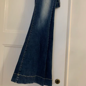 Hunkydory - Hunkydory flare jeans. Storlek 34